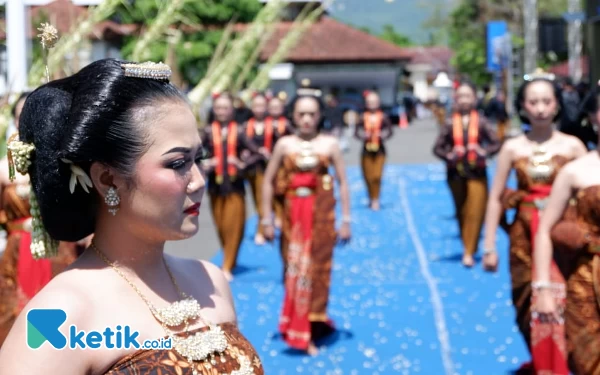 Foto Tari-tarian mengiringi perjalanan tumenggung memasuki lokasi. (Foto: Al Ahmadi/Ketik.co.id)