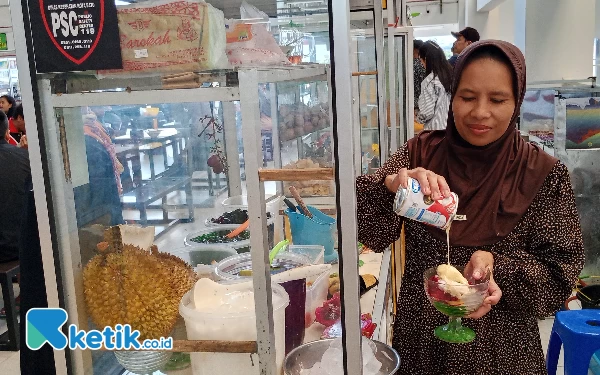 Thumbnail Es Durian Be Ana, Kios Minuman yang Diserbu Pengunjung di Pasar Among Tani Kota Batu