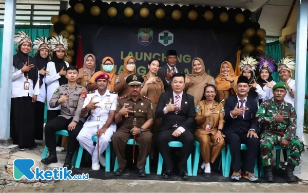 Foto Bupati Freddy Thie saat foto bersama dengan Forkopimda dan Dokter saat Peluncuran Ruang Bersalin di UPTD Puskesmas Kaimana (foto Humas Pemkab Kaimana)