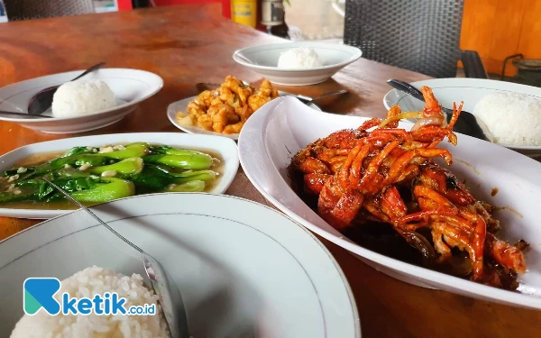 Foto Hidangan lengkap, Lobster, Ikan Goreng Tepung Saus Asam Manis dan Sayur Sawi lengkap plus nasi siap menggetarkan lidah. (Foto: Al Ahmadi/Ketik.co.id)