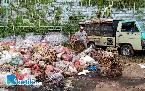 Thumbnail Sampah Menumpuk di Pasar Pagi Kota Batu, Pedagang: Pemkot Pilih Kasih