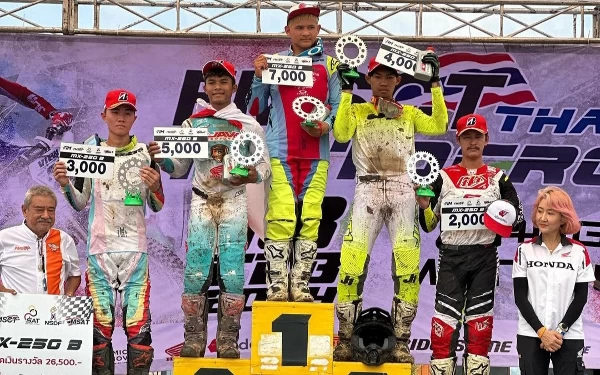 Foto Zidane (tiga dari kiri) naik podium di kelas MX250 B ajang Mototcross FMSCT Thailand (18/2/2024) (Foto: IG Zidane Alnesa)