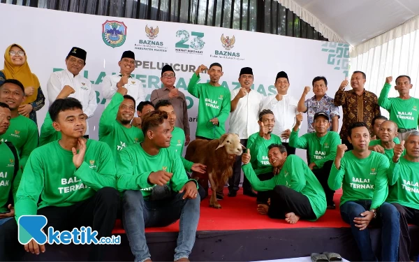 Foto Kelompok Balai Ternak Domba yang menerima manfaat, dalam acara simbolis penyerahan. (Foto: Al Ahmadi/Ketik.co.id)