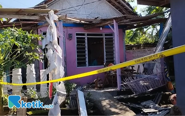 Foto Rumah Milik Kusairi di Desa Nyalabu Daya, Kecamatan Pamekasan, Kabupaten Pamekasan dipasang Garis Polisi pasca dilempar Bondet. (Foto: Supyan/ketik.co.id)