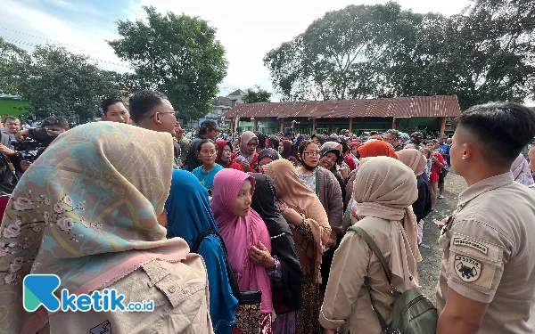 Warga Lowokwaru Rela Antre Berdesakan Demi Dapat Sembako Murah