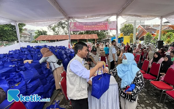 Foto Warga membeli paket sembako murah di Lapangan Merjosari. (Foto: Lutfia/Ketik)