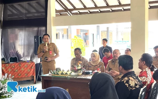 Foto Kepala Dispangtan Kota Malang, Slamet Husnan saat menanggapi keluhan warga Cemorokandang terkait bantuan. (Foto: Lutfia/Ketik)