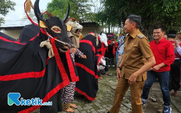 Foto Pj Wali Kota Malang Wahyu Hidayat bersama CEO Ketik.co.id Kiagus Firdaus menikmati penampilan bantengan Putra Mandala.