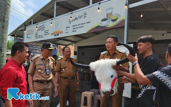 Foto Pj Wali Kota Malang Wahyu Hidayat mampir di Warkop Pangkalan Cak Kia untuk menyapa komunitas bantengan Cemorokandang.