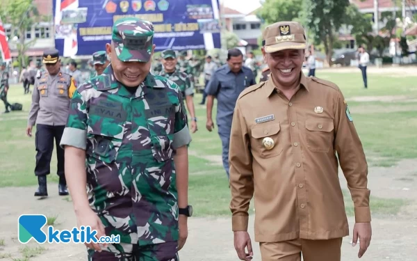 Foto Terlihat akrab, Pj Bupati Pamekasan, Masrukin bersama TNI usai upacara pembukaan pelaksanaan TMMD ke-119