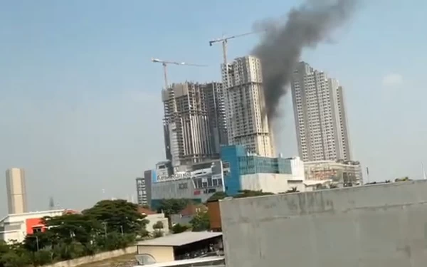 Thumbnail Diduga Konsleting Listrik, Lantai 5 Apartemen Pakuwon City Hangus Terbakar