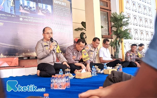 Foto Kapolres Agung saat menanggapi keluh kesah warga dan aktivis mahasiswa di Pacitan. (Foto: Al Ahmadi/Ketik.co.id)