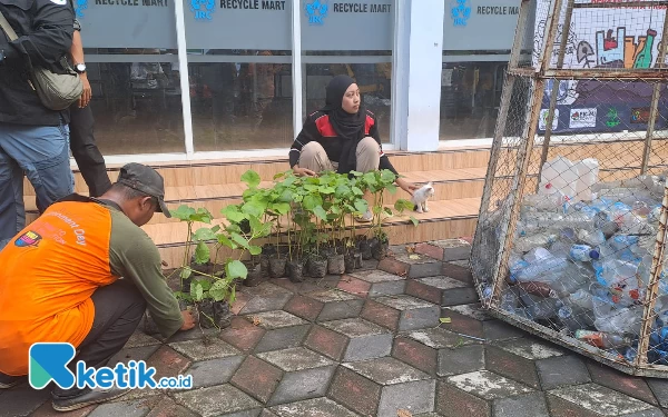 Foto Peringati HPSN 2024, tukar sampah plastik dengan bibit pohon, Rabu (21/2/2024) (Foto: Fenna/Ketik.co.id)