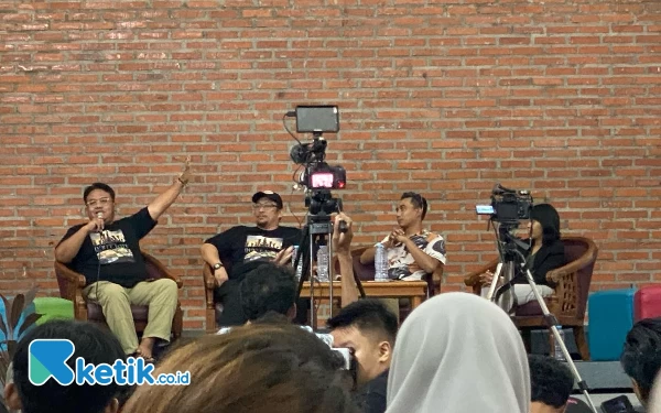 Foto Diskusi bersama cast dan sutradara Dirty Vote di UKWM Surabaya. (Foto: Shinta Miranda/Ketik.co.id)