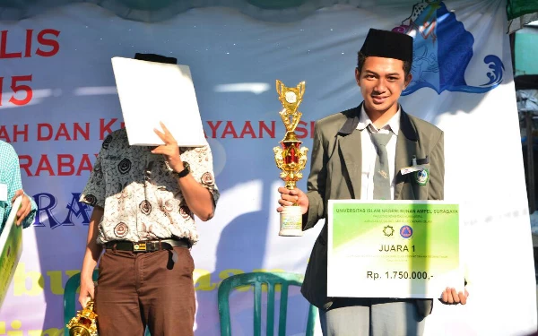 Foto Abdul Karim Amrullah mendapat juara 1 Lomba Sejarah Kebudayaan Islam se-Jawa Timur di UINSA saat Aliyah (Foto: dok.narasumber)