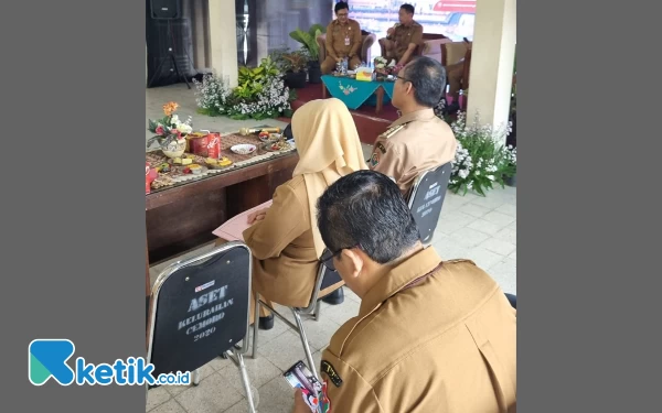 Kadis PUPR Diduga Asyik Lihat Video TikTok Saat Pj Wali Kota Malang Dialog dengan Warga