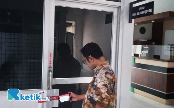 Foto Salah satu ruang kerja pejabat BPPD Sidoarjo disegel oleh KPK saat operasi tangkap tangan pada Kamis (25/1/2024). (Foto: Fathur Roziq/Ketik.co.id)