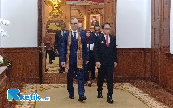 Foto Pertemuan antara pemerintah Swiss dan Pemprov Jatim di Gedung Negara Grahadi, Kamis (22/2/2024). (Foto: Khaesar/Ketik.co.id)