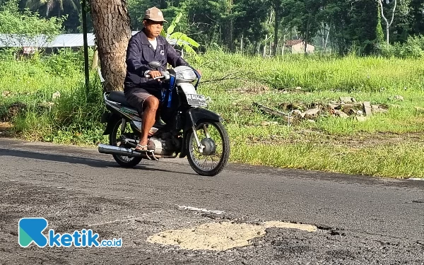 Foto Dibeberapa titik terlihat bekas ditandai cat semprot warna putih maupun adanya tambalan dari warga. (Foto: Fajar Rianto / Ketik.co.id)