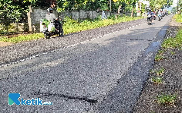 Foto Kerusakan dengan pola terstruktur terlihat di sisi utara. Dimana terdapat bekas galian pipa yang pengembaliannya tidak sesuai. (Foto: Fajar Rianto / Ketik.co.id)