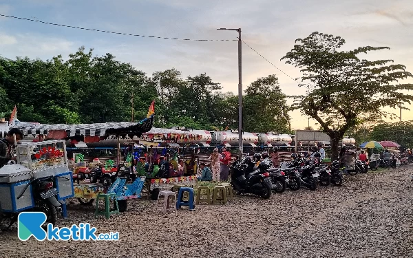 Foto Keberadaan para pedagang makanan di sebelah barat Stasiun Rewulu. (Foto: Abdul Aziz / Ketik.co.id)