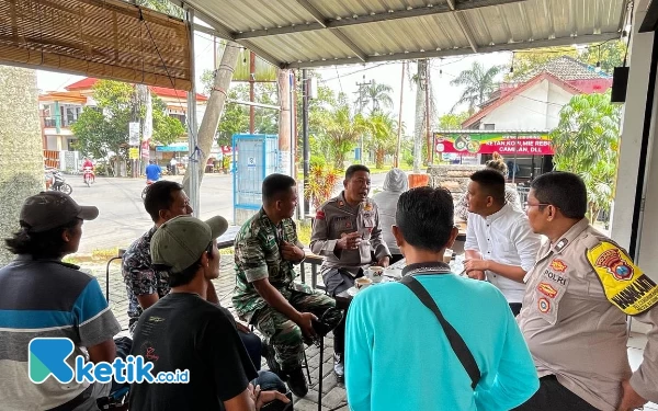 Thumbnail Berita - Jumat Curhat, Kapolsek - Danramil Kedungkandang Blusukan ke Warkop Jaring Aspirasi dan Jaga Kamtibmas Pascapemilu