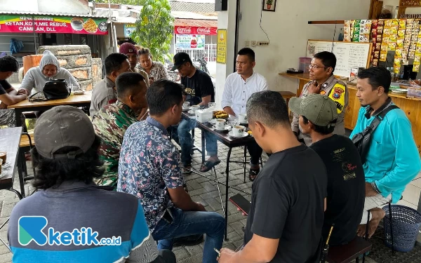 Foto Warga yang berkumpul di Warkop Cak Kia untuk melaksanakan Program Jumat Curhat. (Foto: Dok. Ketik.co.id)