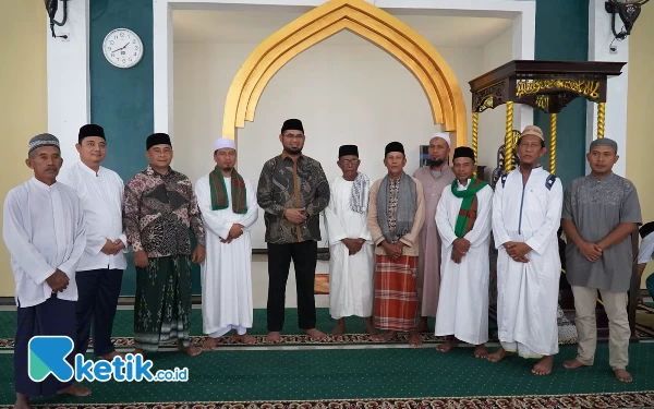 Foto Foto para pengurus Masjid bersama Bupati Bassam (Foto Alif/Ketik.co.id)