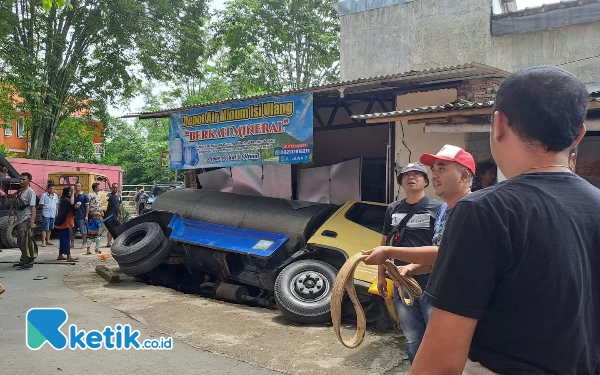 Truk Muatan Air Minum Terperosok di Jember, Kernet Meninggal Dunia