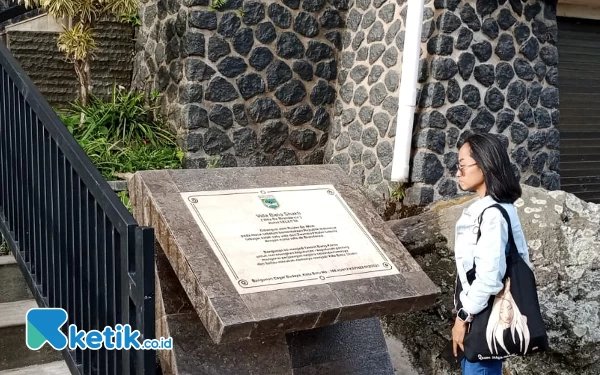 Foto Prasasti yang ada di depan Vila Bima Shakti di Taman Rekreasi Selecta. (Foto: Sholeh/ketik.co.id)