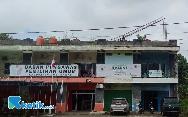 Thumbnail Tower Radio Patah Hantam Kantor Bawaslu, Kadiskominfo Mura: Disambar Petir