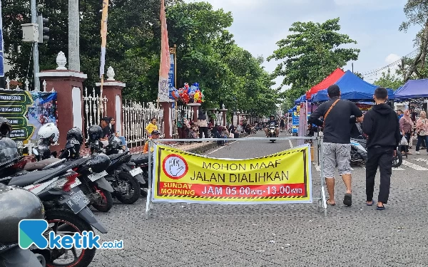 Foto Sejak dibuka kembali pada tanggal 7 Januari 2024 lalu. Keberadaan Sunmor UGM  mulai dari jembatan Karang Malang hingga simpang empat jalan Agro di sebelah selatan Selokan Mataram menarik perhatian para pengunjung. Aktifitas ini juga membutuhkan fasilitas parkir sebagai sarana pendukungnya. (Foto: Fajar Rianto / Ketik.co.id)