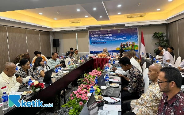 Foto Plt.Kepala Dinas Perindagkop dan UKM M.Hussein Hasannoesi dan Plt.Kepala Dinas Ketahanan Pangan dan Pertanian Alexander Furay saat mengikuti kegiatan Capacity Building dan Konsiyerimg Penyusunan laporan kinerja di Hotel Rylich Panorama Kota Sorong di Sorong (foto La Jen)