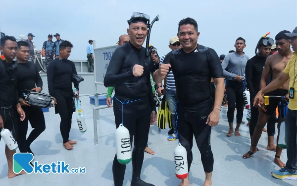 Thumbnail Berita - Pertama di Indonesia! Pj Bupati Bangkalan Berenang Seberangi Selat Madura pada HUT ke-62 Kopaska