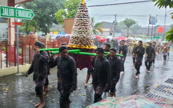 Foto Gunungan apem turut menyemarakan kegiatan Kirab di Kampung Miliran ini. (Foto: Hartoyo for Ketik.co.id)