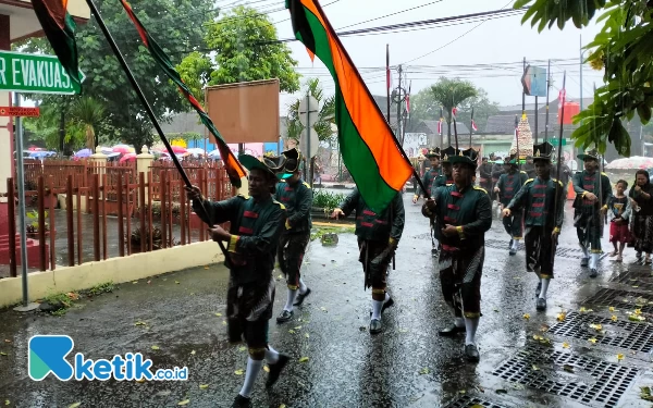 Foto Para peserta Kirab tetap khidmad mengikuti jalannya acara meski dalam kondisi cuaca hujan. (Foto: Hartoyo for Ketik.co.id)