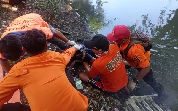 Thumbnail Hilang 2 Hari, Pria 40 Tahun Ditemukan Tewas Mengambang di Sungai Medokan Asri Surabaya