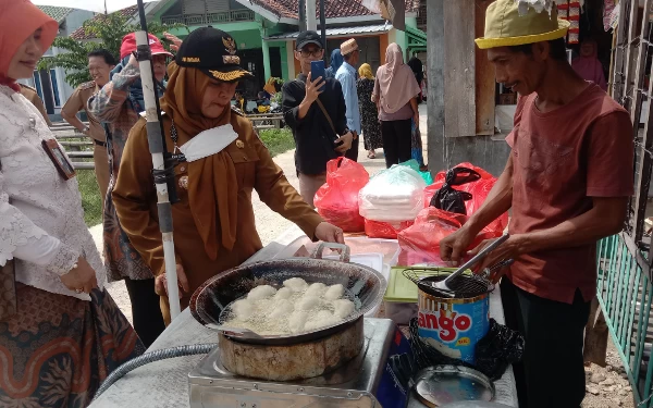 Wali Kota Bandar Lampung Borong Dagangan di Pulau Pasaran, Ciptakan Suasana Harmonis