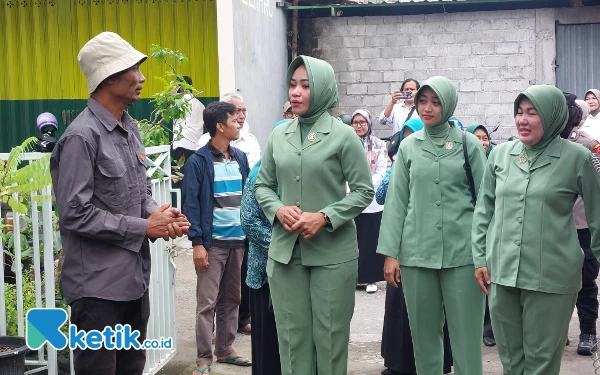 Foto Persit KCK Ke-78, Kodim 0809 Kediri saat beri santunan kepada lansia di Pare, Rabu (28/2/2024). (foto : isa/Ketik.co.id).