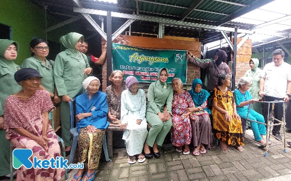 Foto Persit KCK Ke-78, Kodim 0809 Kediri saat beri santunan kepada lansia di Pare, Rabu (28/2/2024). (foto : isa/Ketik.co.id).