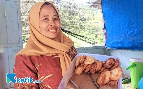 Foto Purwani tengah menunjukkan Kue Cucur SBY yang tampak empuk dan lezat. ( Foto: Al Ahmadi/Ketik.co.id)