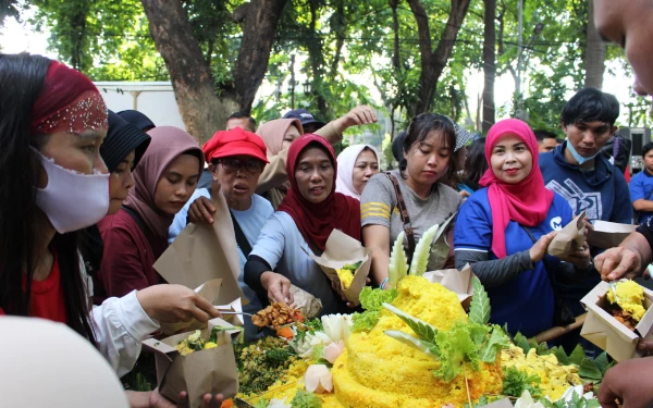 Thumbnail Berita - Anniversary Sweet Seventeen, Mercure Surabaya Grand Mirama Bagikan 170 Tumpeng Robyong