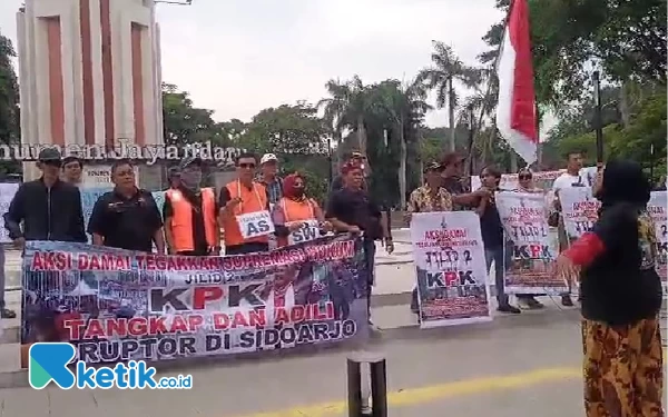 Foto Aksi para demonstran di depan Monumen Jayandaru. Mereka menuntut KPK agar tegas dan tidak lembek menangani perkara korupsi di Kabupaten Sidoarjo. (Foto: Fathur Roziq/Ketik.co.id)