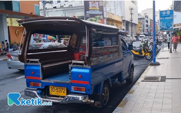 Foto Tuk-tuk, alat transportasi umum ini jadi salahsatu icon Thailand. (Foto: Almira Zivara for Ketik.co.id)