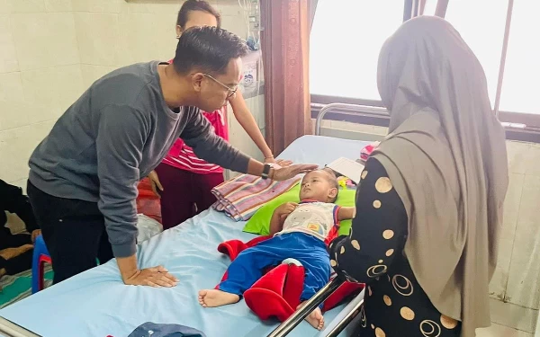 Thumbnail Sering Bantu Warga ke Rumah Sakit, Deddy Firmansyah Pecahkan Rekor Perolehan Suara di Lumajang