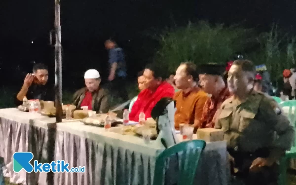 Foto Ahmad Baharudin wakil ketua DPRD Kabupaten Tulungagung, Drs. Santoso, M.Si Kepala dinas Lingkungan Hidup Kabupaten Tulungagung hadiri acara pagelaran drama soka di lapangan desa Sobontoro. (Foto : Hariya/ketik.co.id