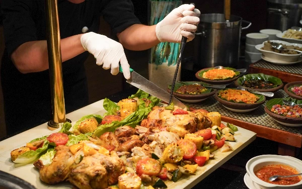 Foto Aneka hidangan menggiurkan yang disediakan untuk berbuka puasa. (Foto: Wyndham Surabaya)