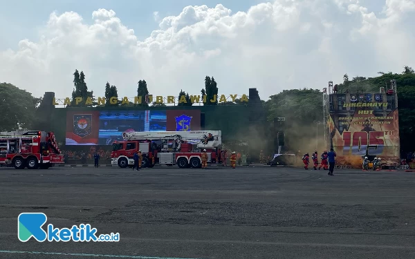 Foto Aksi penyelamatan dari Damkar Surabaya. (Foto: Shinta Miranda/Ketik.co.id)