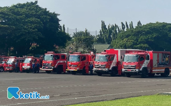 Foto Truk pemadam berjejer sebelum melakukan aksi pertunjukan. (Foto: Shinta Miranda/Ketik.co.id)