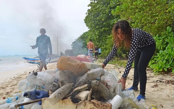 Foto Potret kecintaan Nadine pada alam melalui kegiatan bersih-bersih sampah di pantai. (Foto: Instagram @nadiepascale)